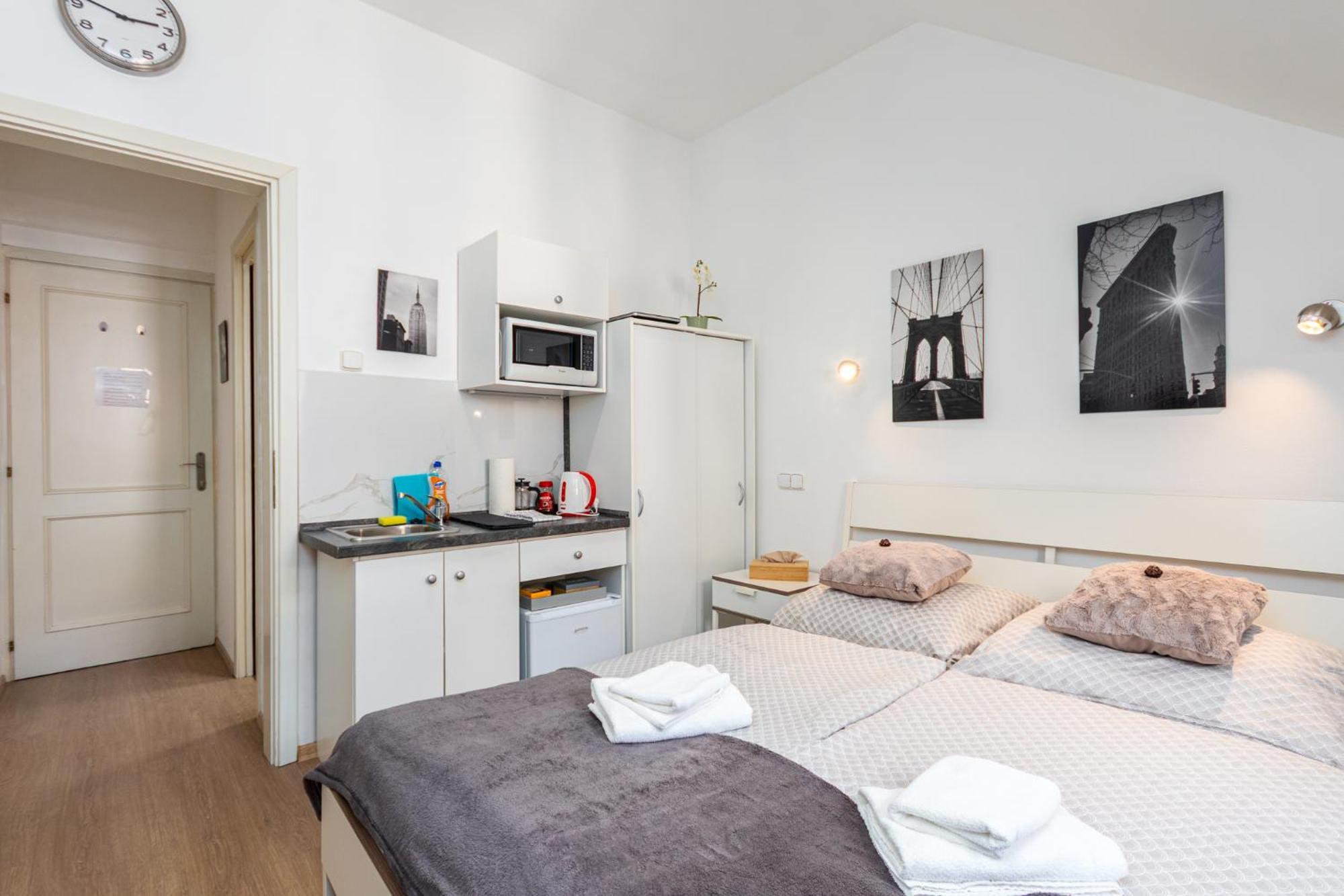 Private Retreat Close To Stations In Praha 3 Exteriör bild