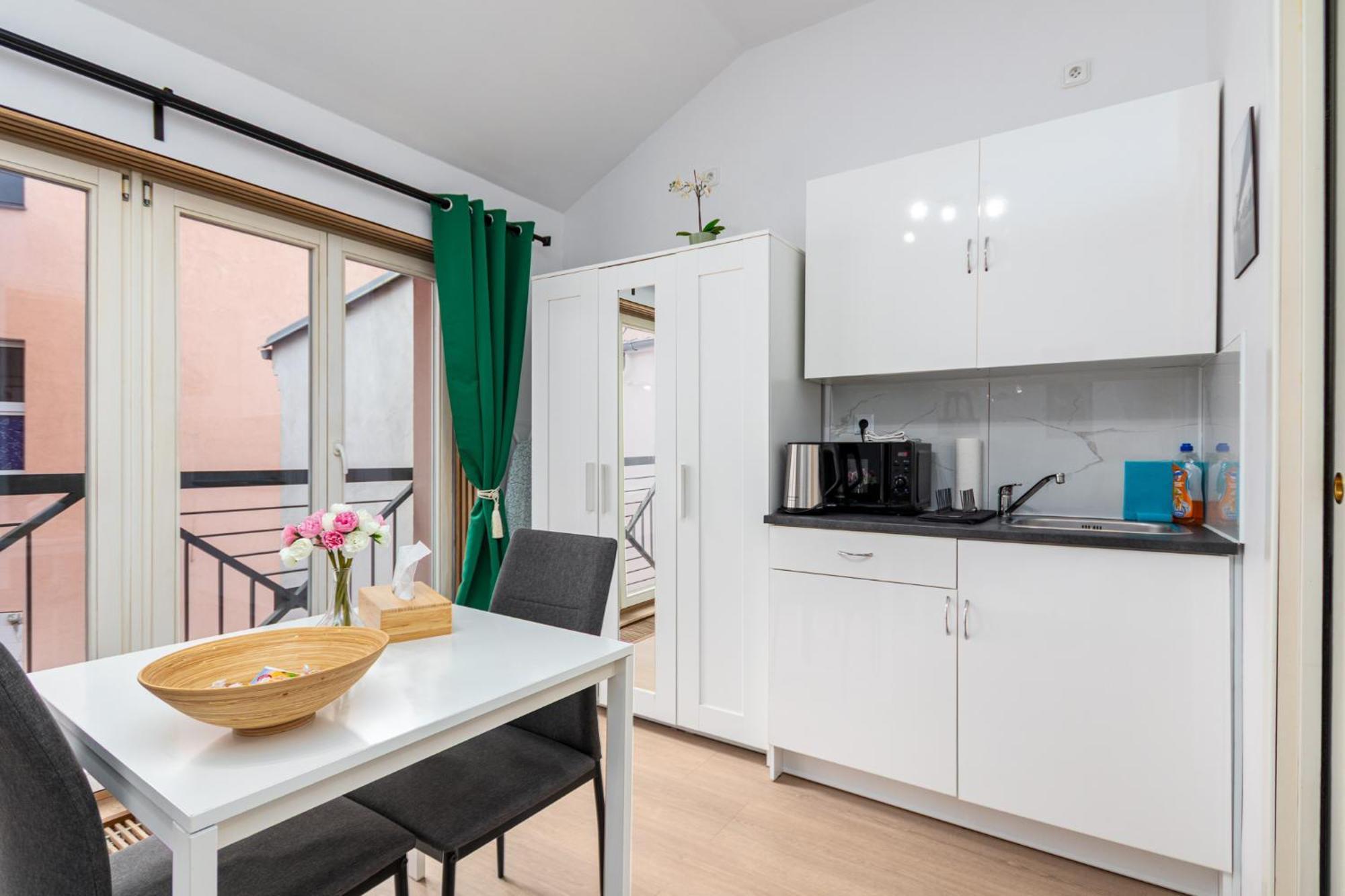 Private Retreat Close To Stations In Praha 3 Exteriör bild