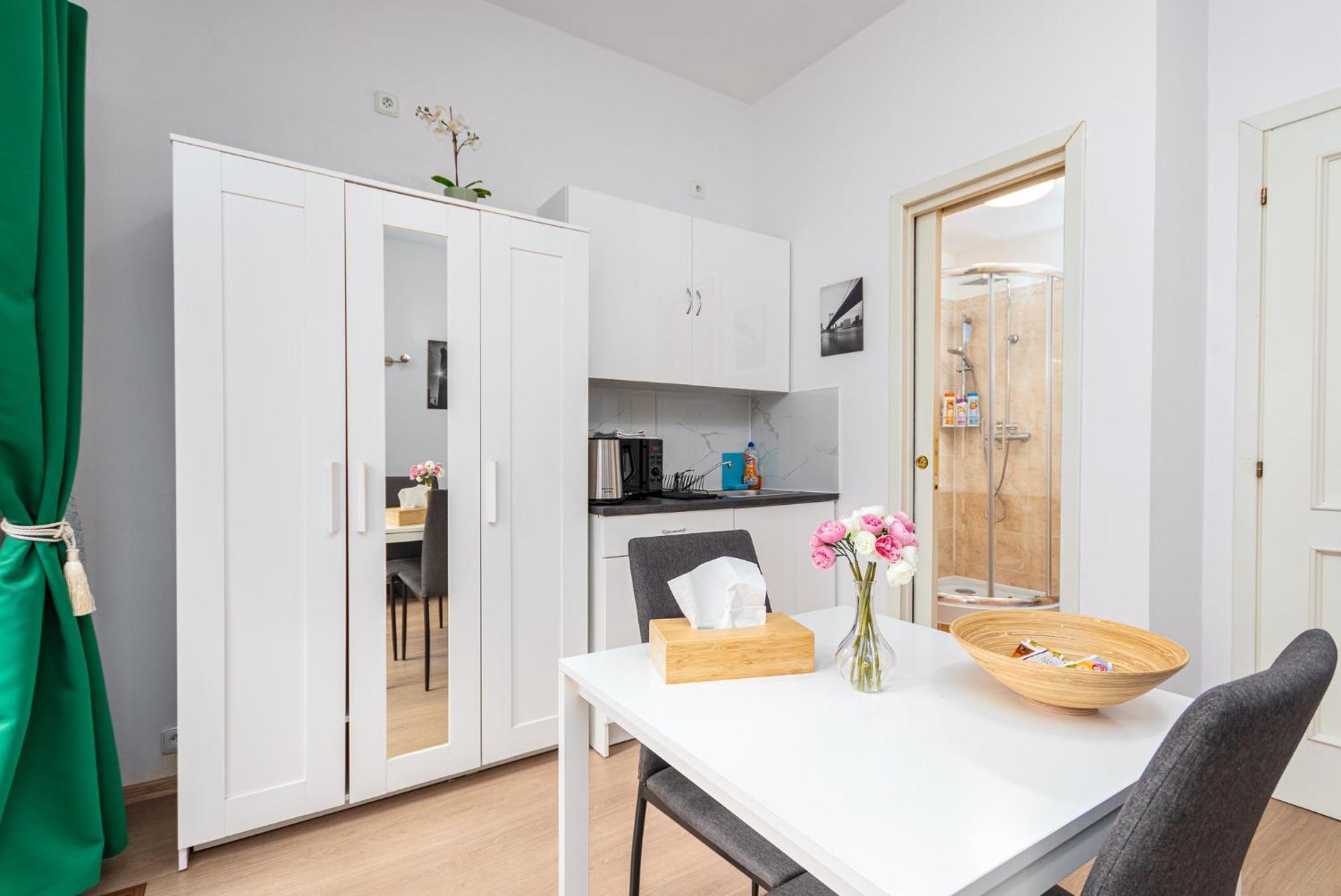 Private Retreat Close To Stations In Praha 3 Exteriör bild