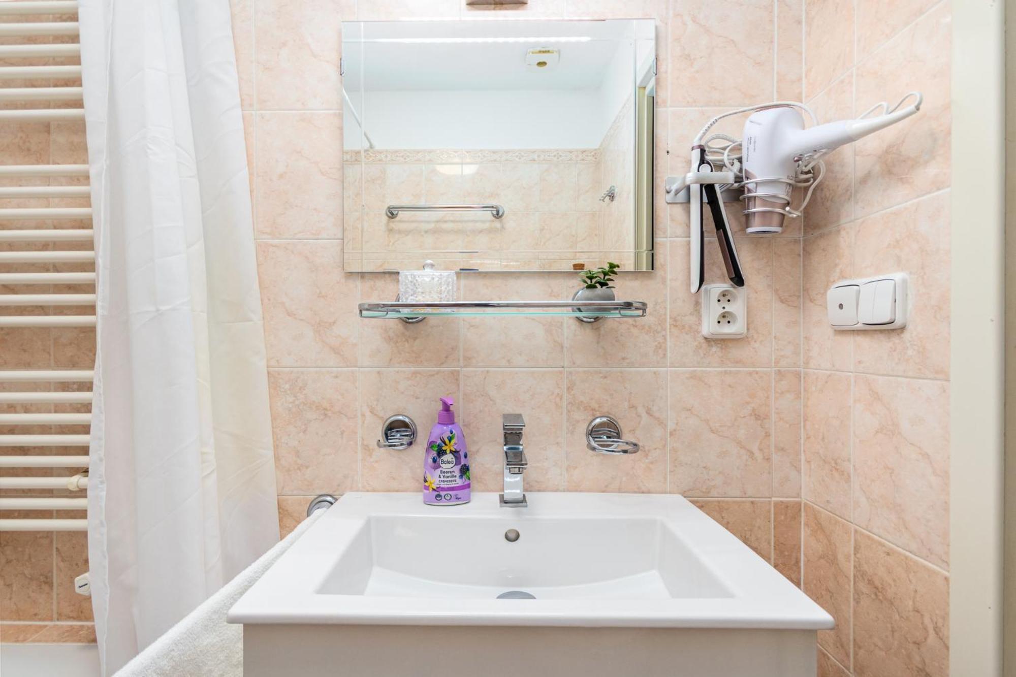 Private Retreat Close To Stations In Praha 3 Exteriör bild