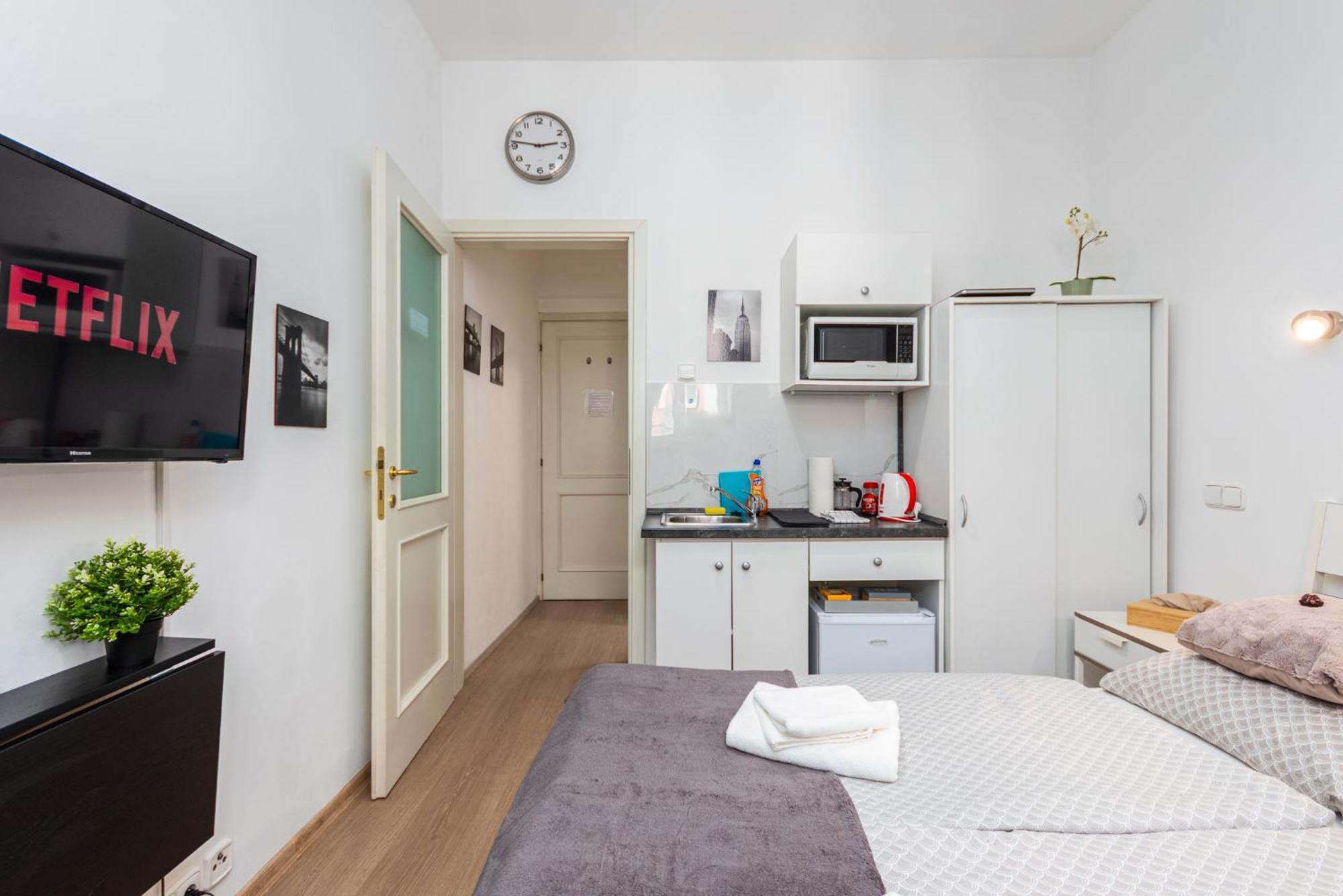Private Retreat Close To Stations In Praha 3 Exteriör bild