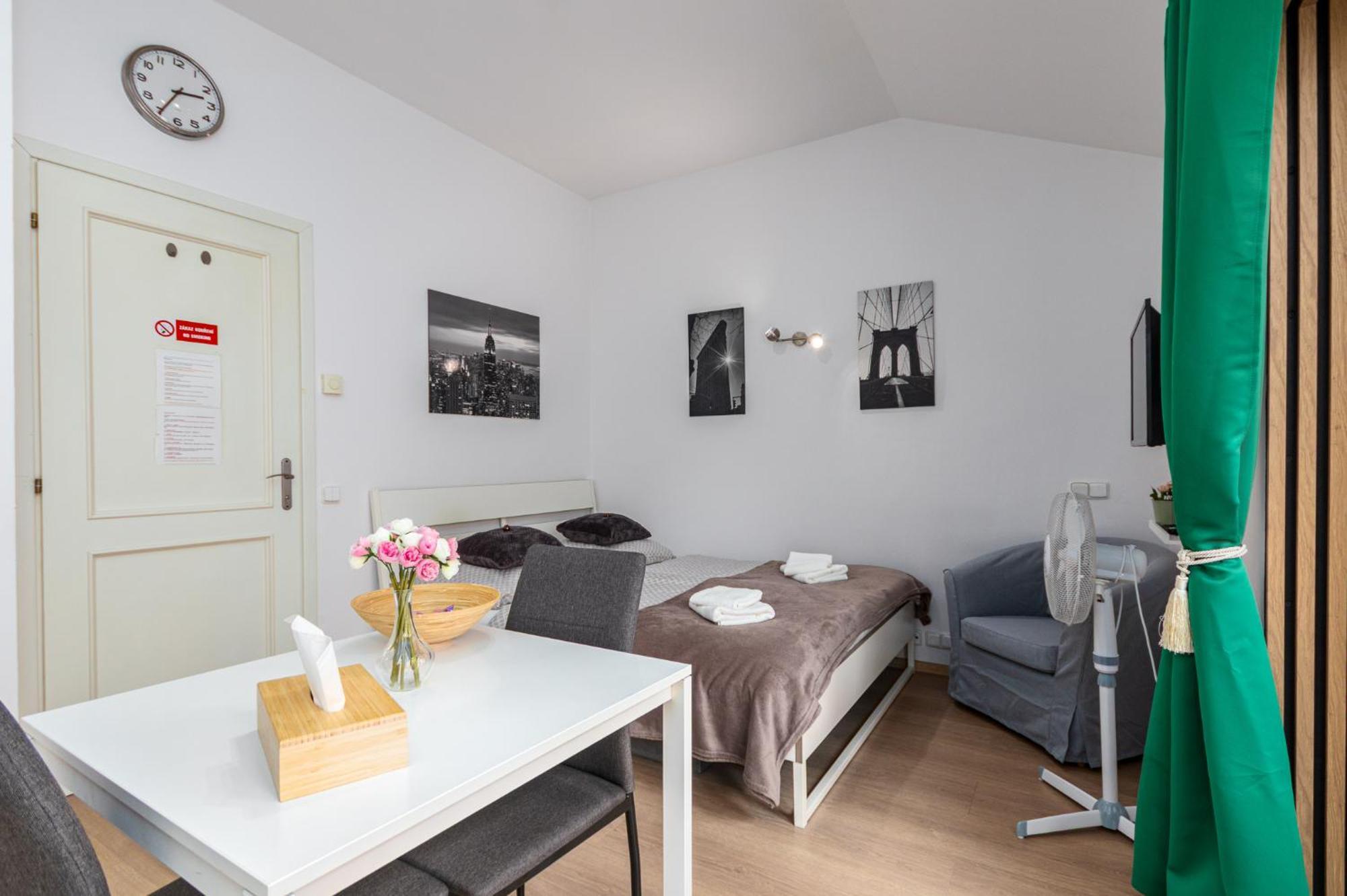 Private Retreat Close To Stations In Praha 3 Exteriör bild