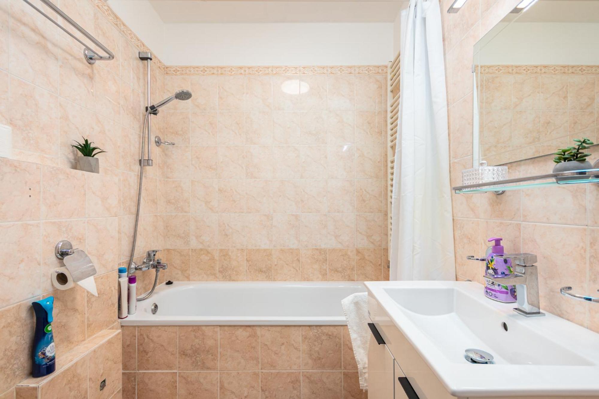 Private Retreat Close To Stations In Praha 3 Exteriör bild